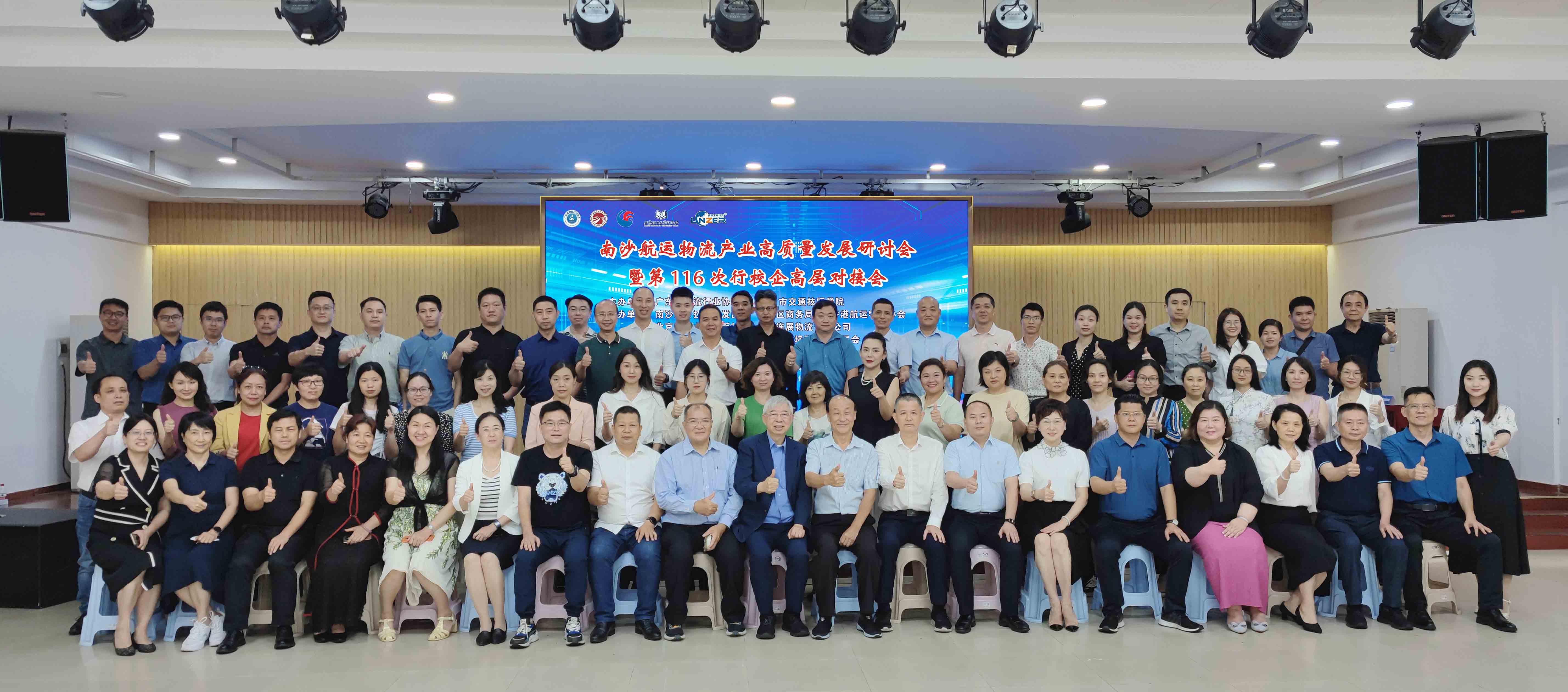 合影1.jpg 合影1.jpg