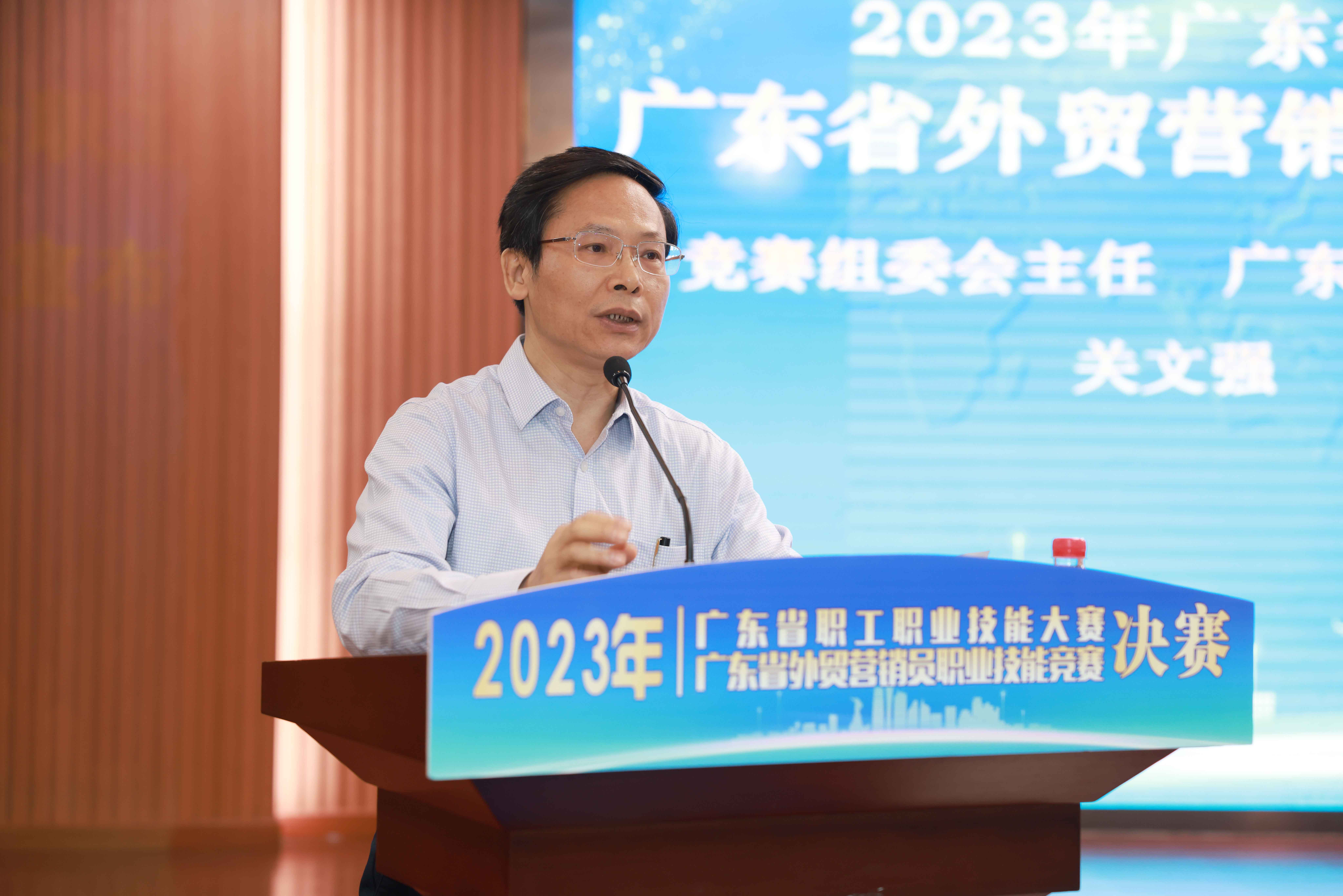 特写-关主任发言.jpg 特写-关主任发言.jpg