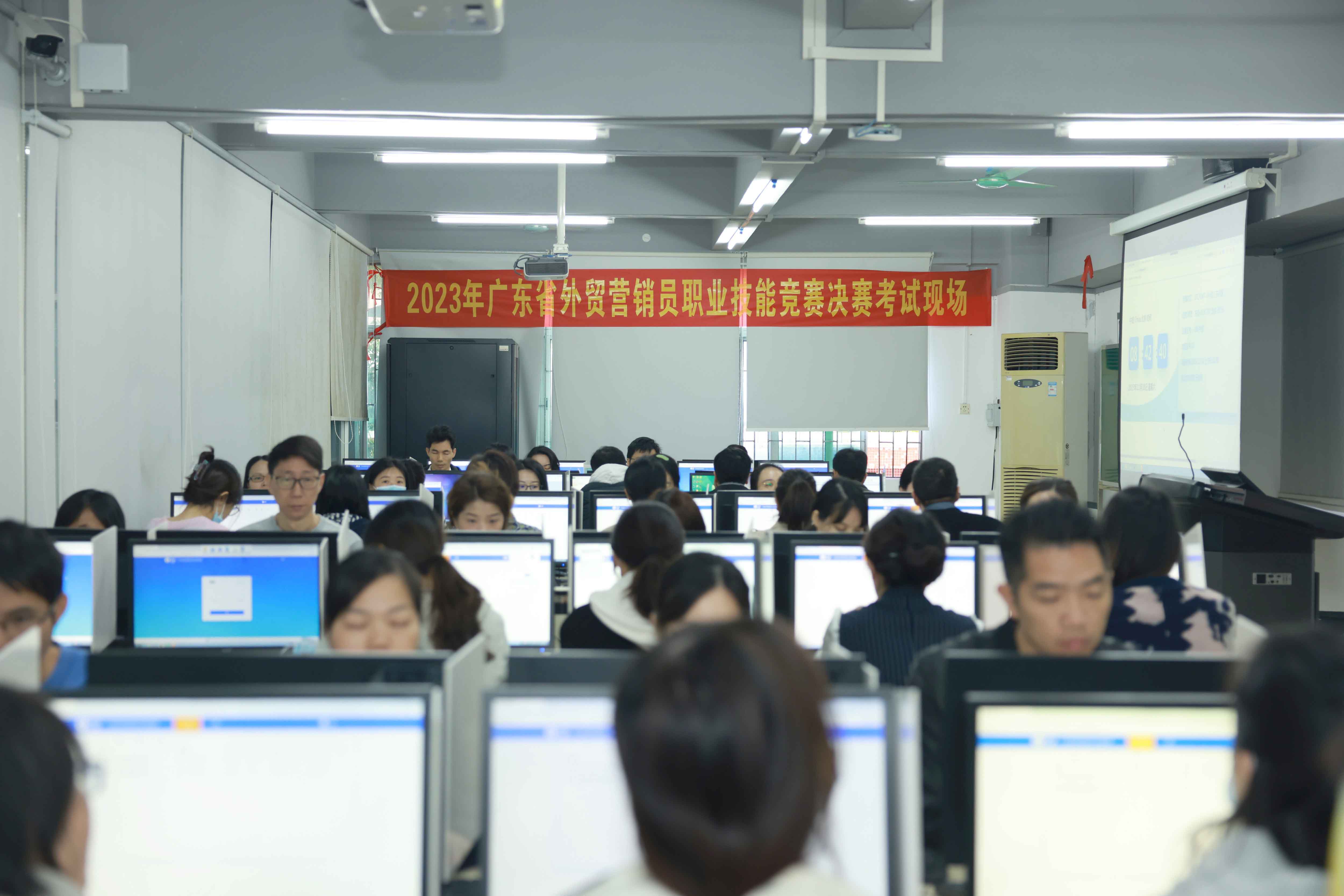 考场203.jpg 考场203.jpg