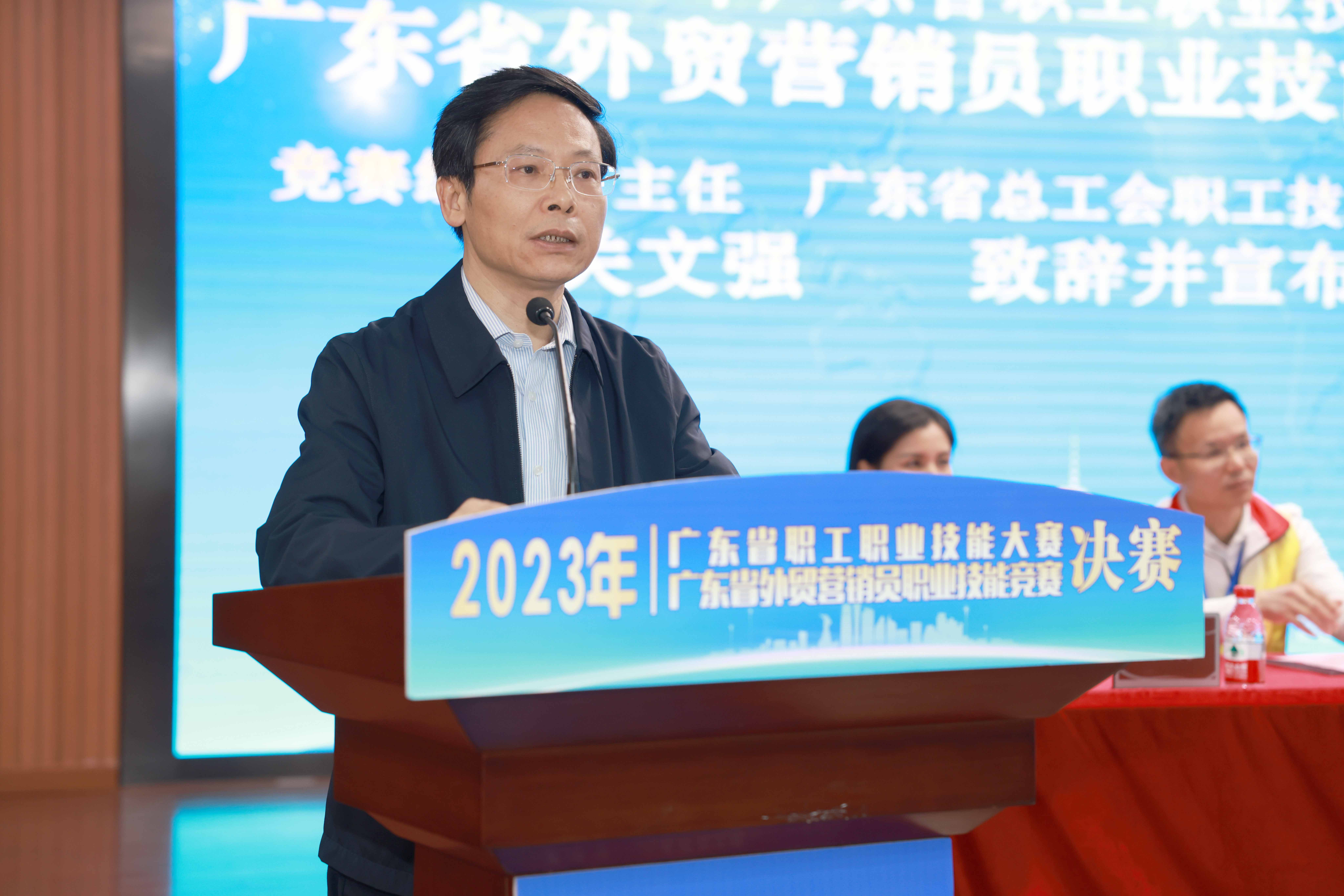 特写-关主任.JPG 特写-关主任.JPG