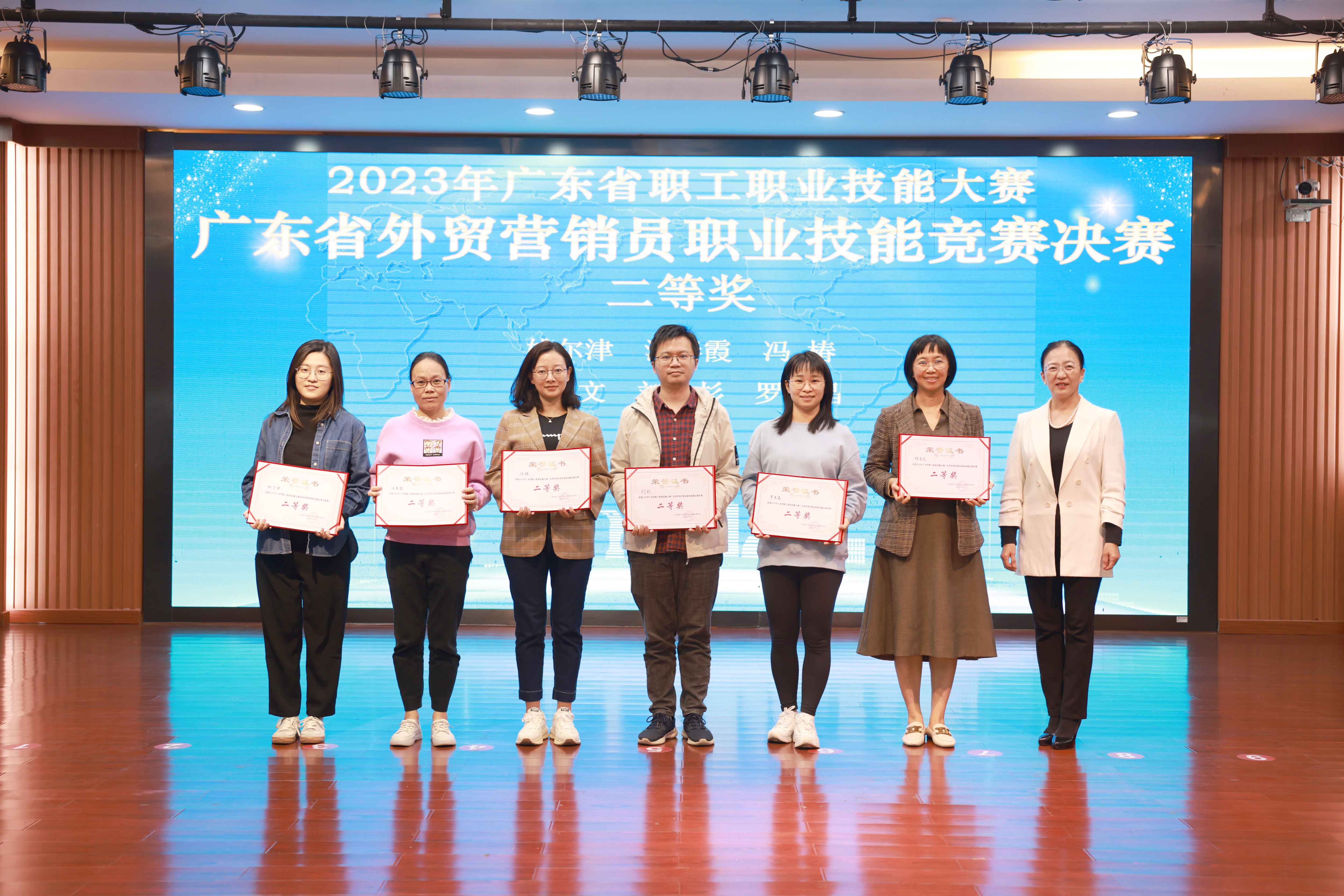 颁奖-二等奖.jpg 颁奖-二等奖.jpg